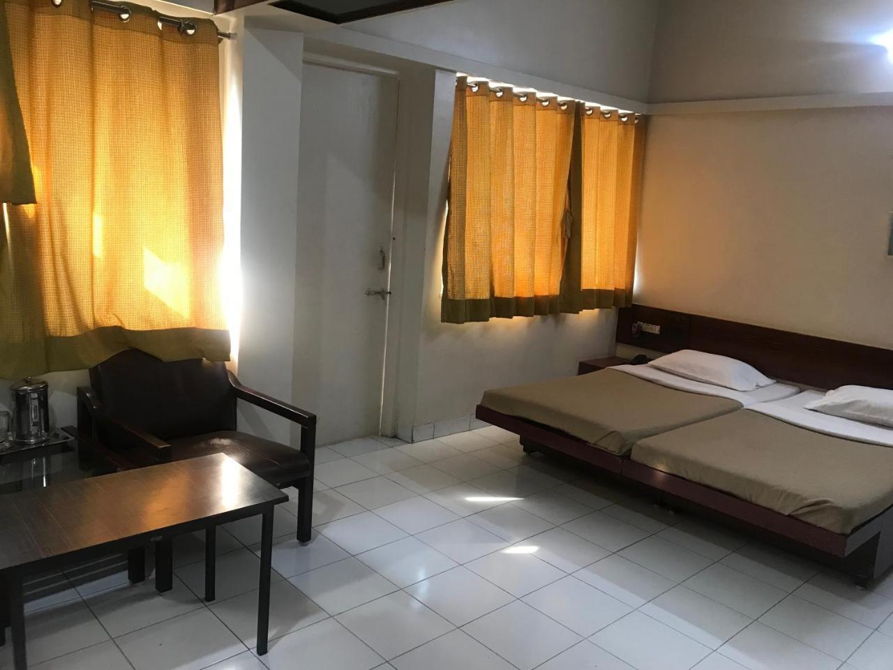 Maurya Residency Hotell Pune Exteriör bild